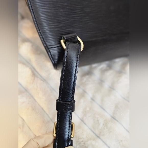 🔥😍GIFTABLE- Beautiful Condition 🔥😍 Authentic Louis Vuitton Epi Backpack - Picture 11 of 17